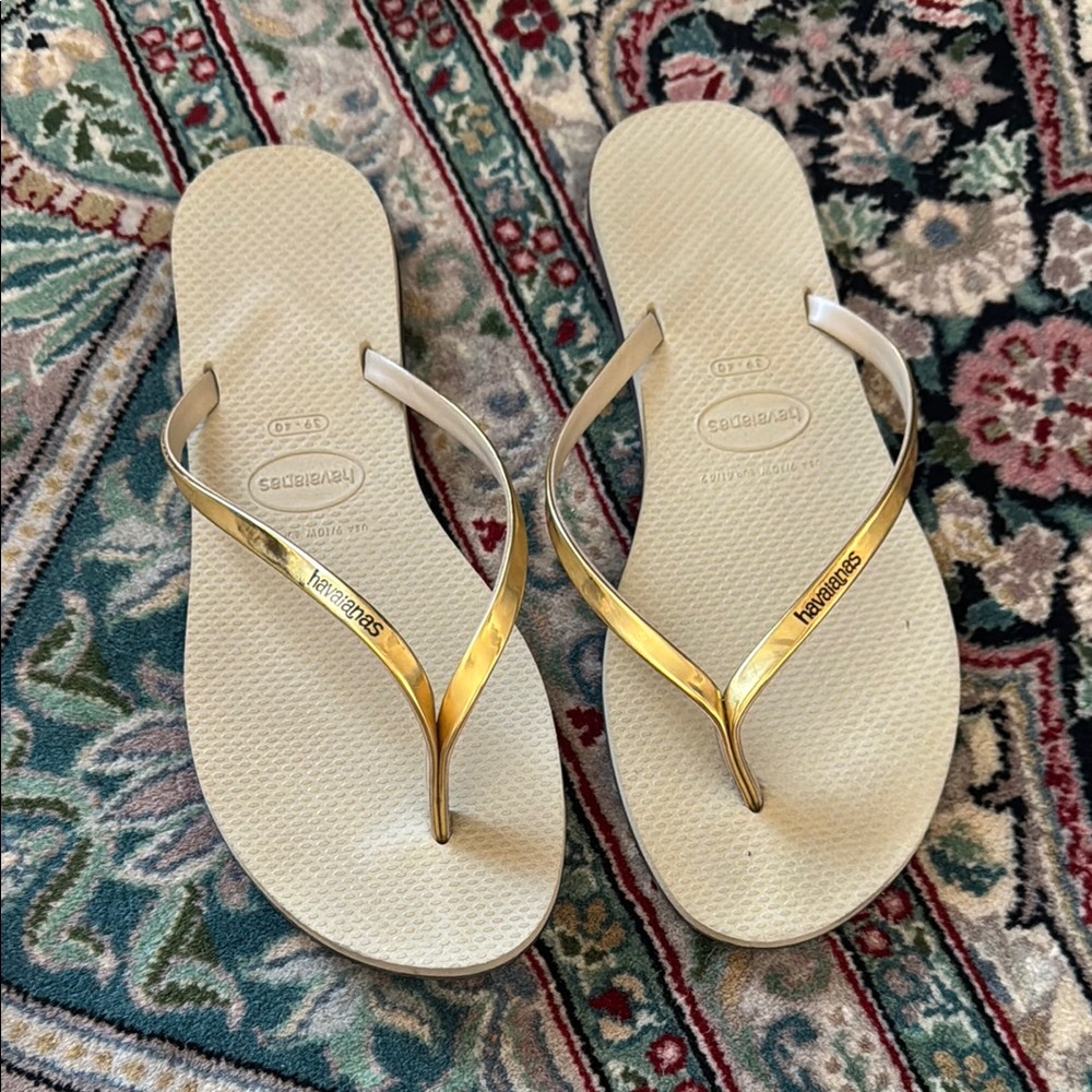 Havaianas Women's Gold and Cream Flip Flops